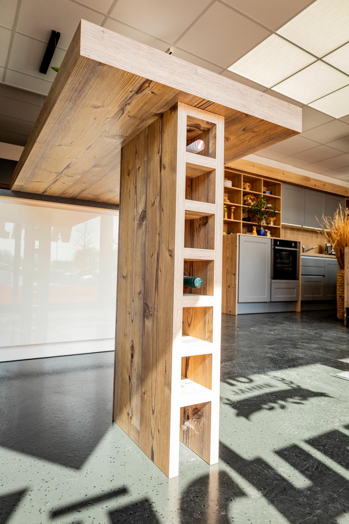 Dan_Kuechenstudio_Neunkirchen_Silbermond-Standfuss-mit-Flaschenablage